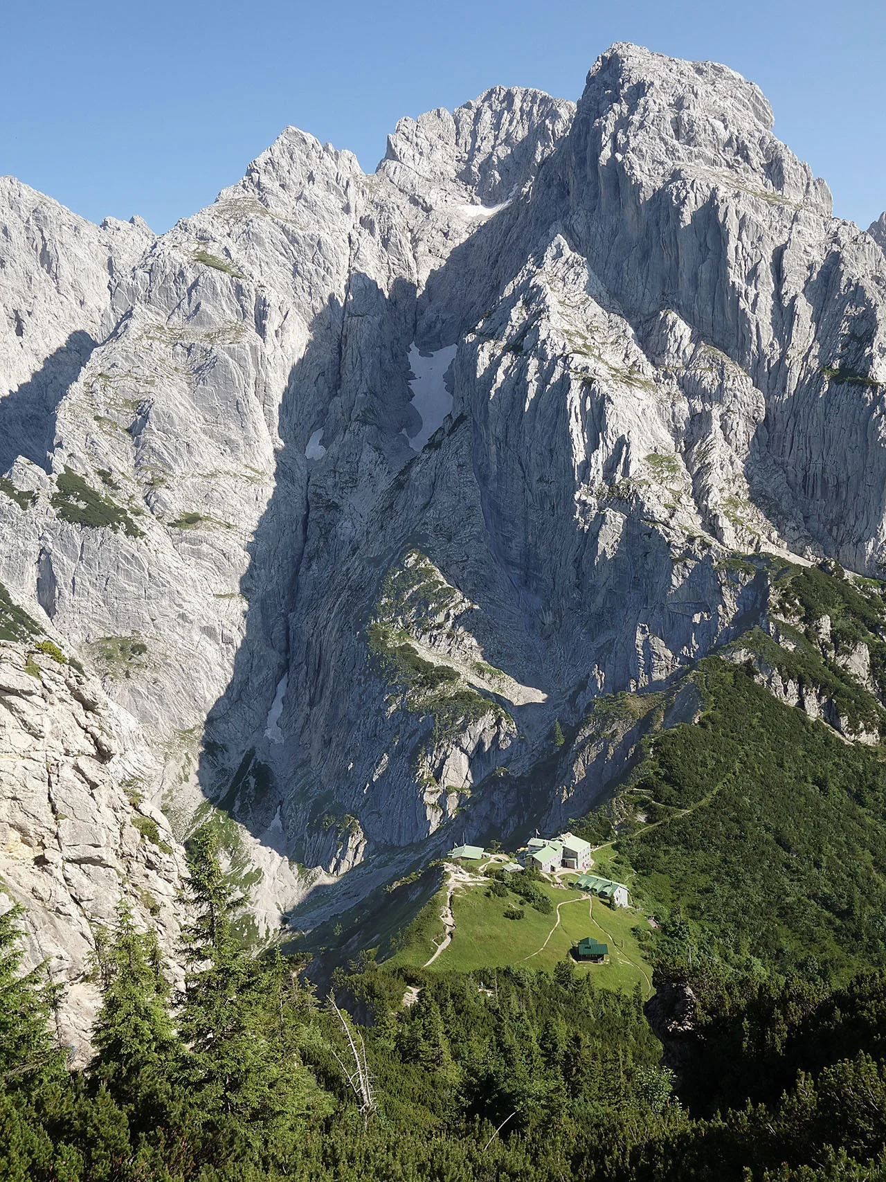 Kaiser Stripsenjoch vor Totenkirchel+ Fleischbank | © razj