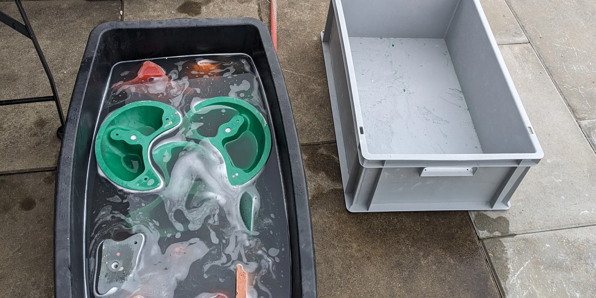 Griffe im Reinigungsbad | © Sebastijan Lokar