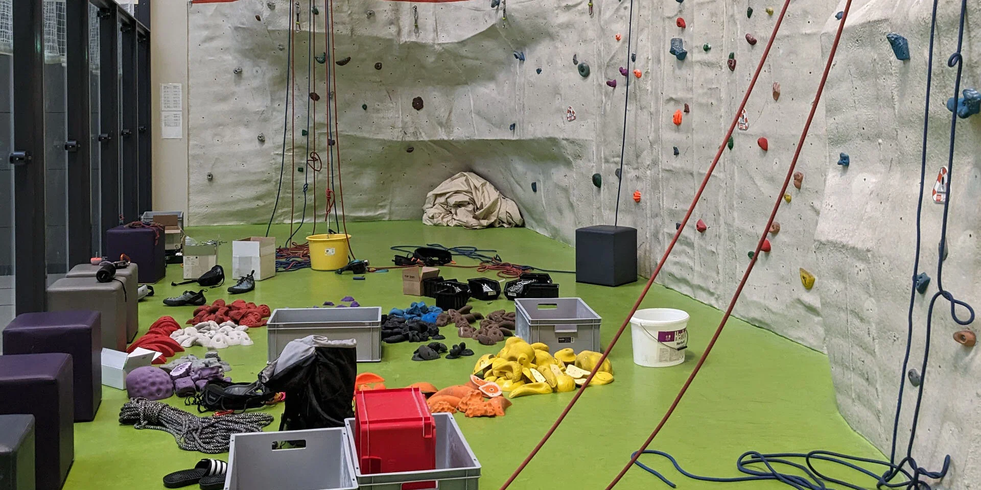 Griffe vor Kleetterwand | © Sebastijan Lokar