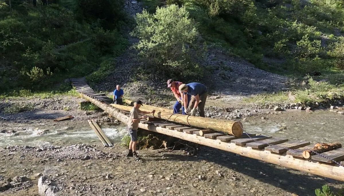 Der Wiederaufbau der Brücke, eine harte Arbeit | © G. Baumann