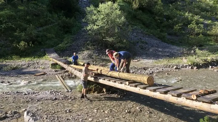 Der Wiederaufbau der Brücke, eine harte Arbeit | © G. Baumann