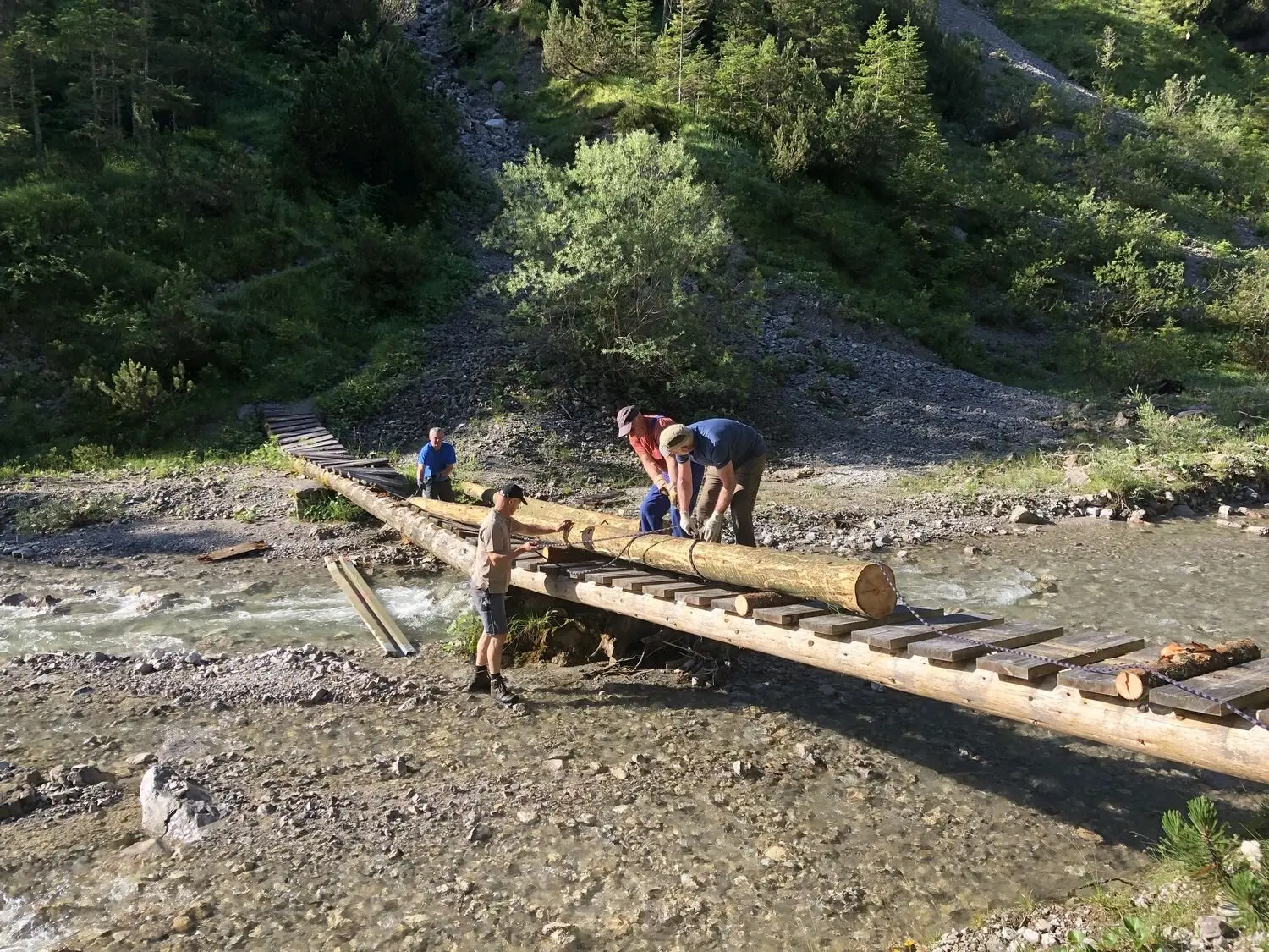 Der Wiederaufbau der Brücke, eine harte Arbeit | © G. Baumann