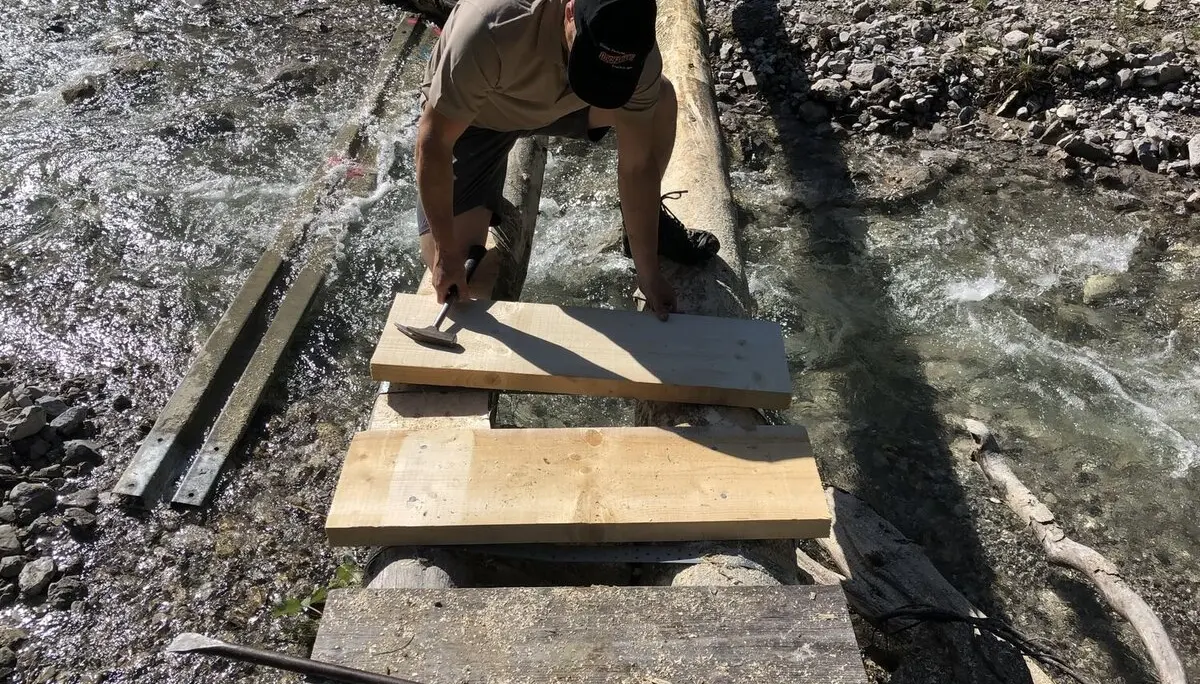 Anbringen des neuen Brückenbelags | © G. Baumann