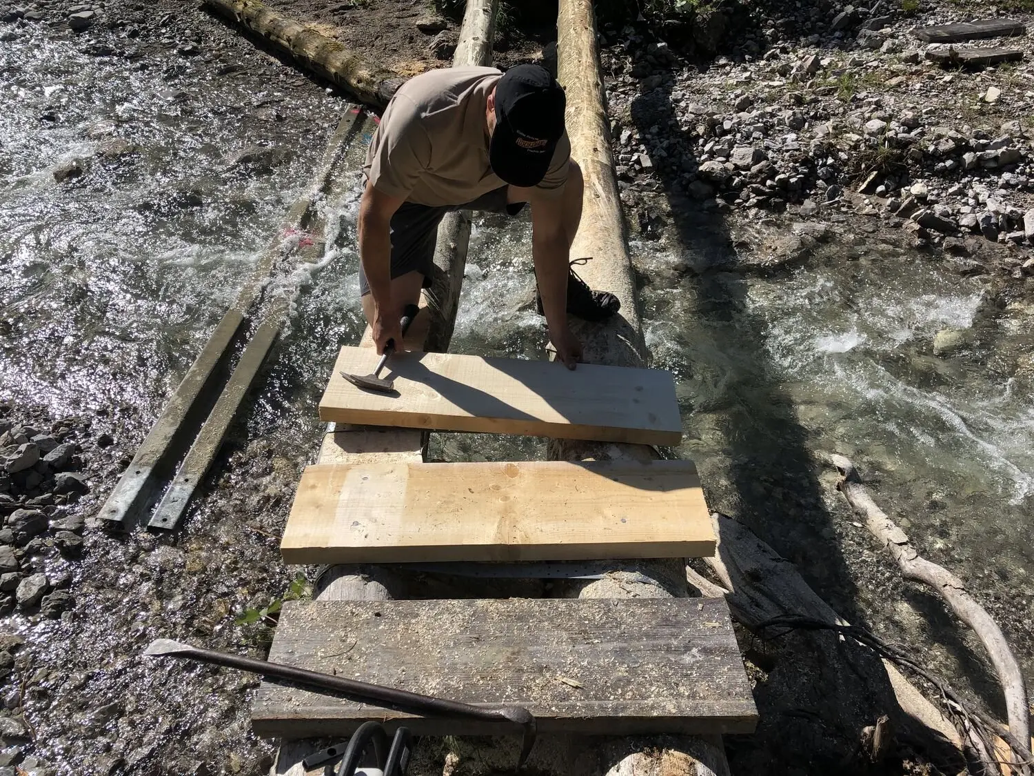 Anbringen des neuen Brückenbelags | © G. Baumann