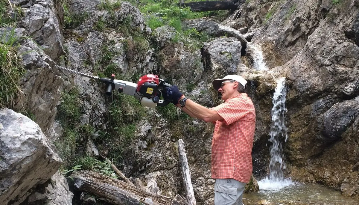 Willi beim Bohren für die neuen Anker | © G. Baumann