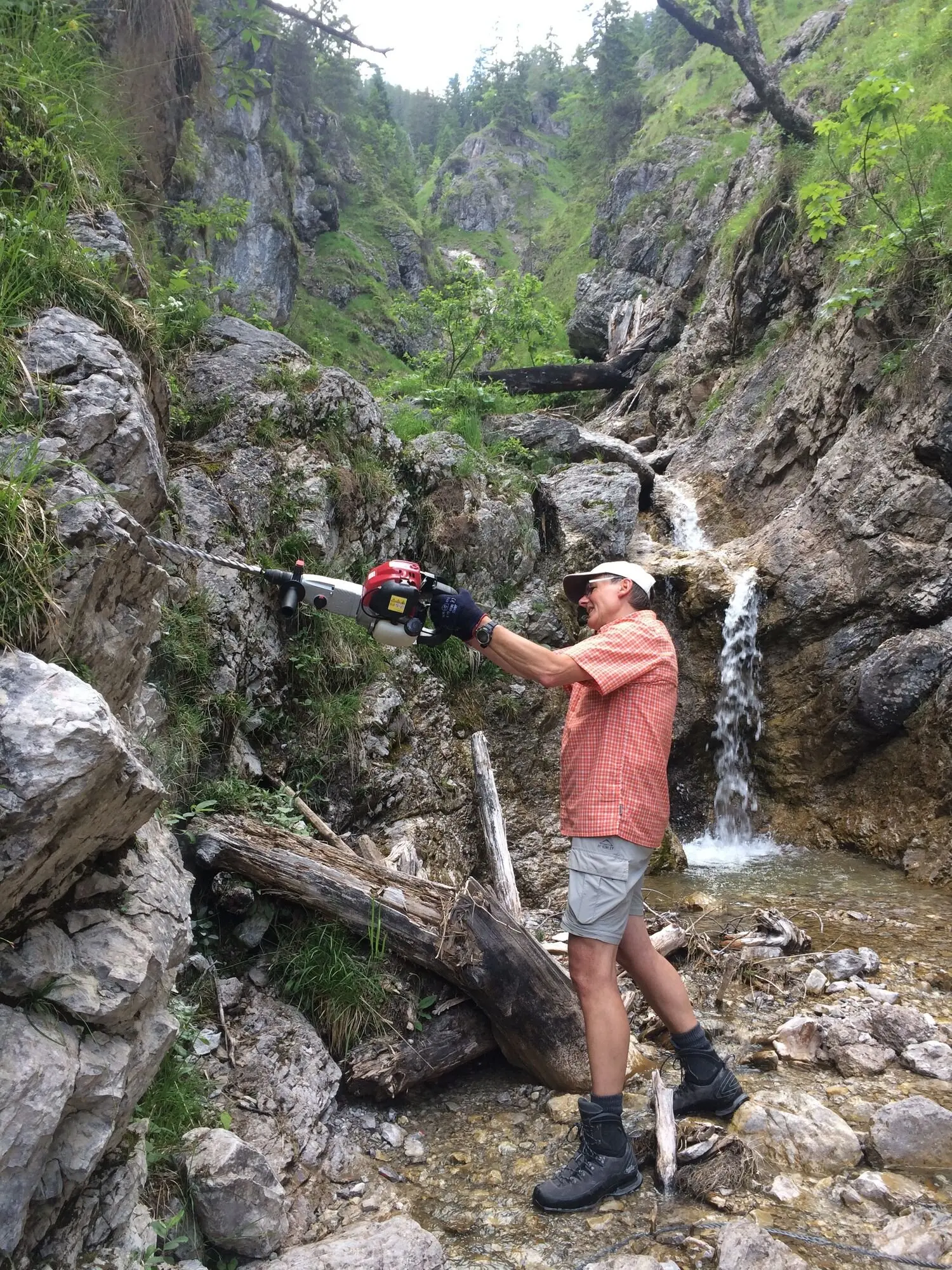 Willi beim Bohren für die neuen Anker | © G. Baumann