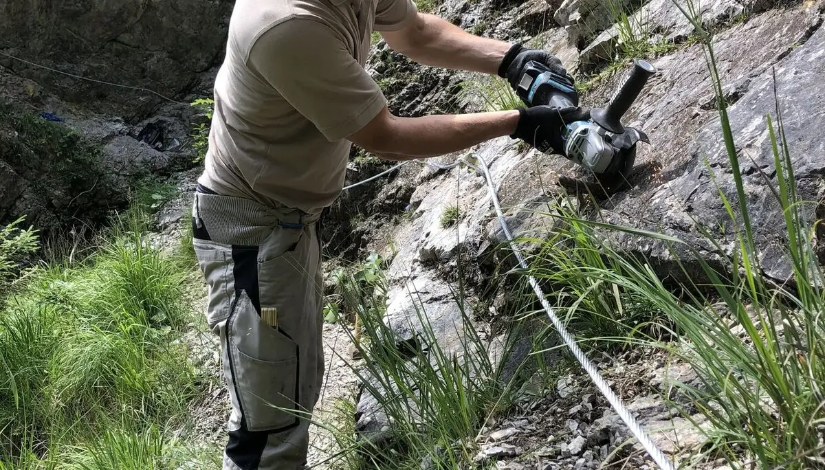 Abflexen der alten Verankerungen | © G. Baumann