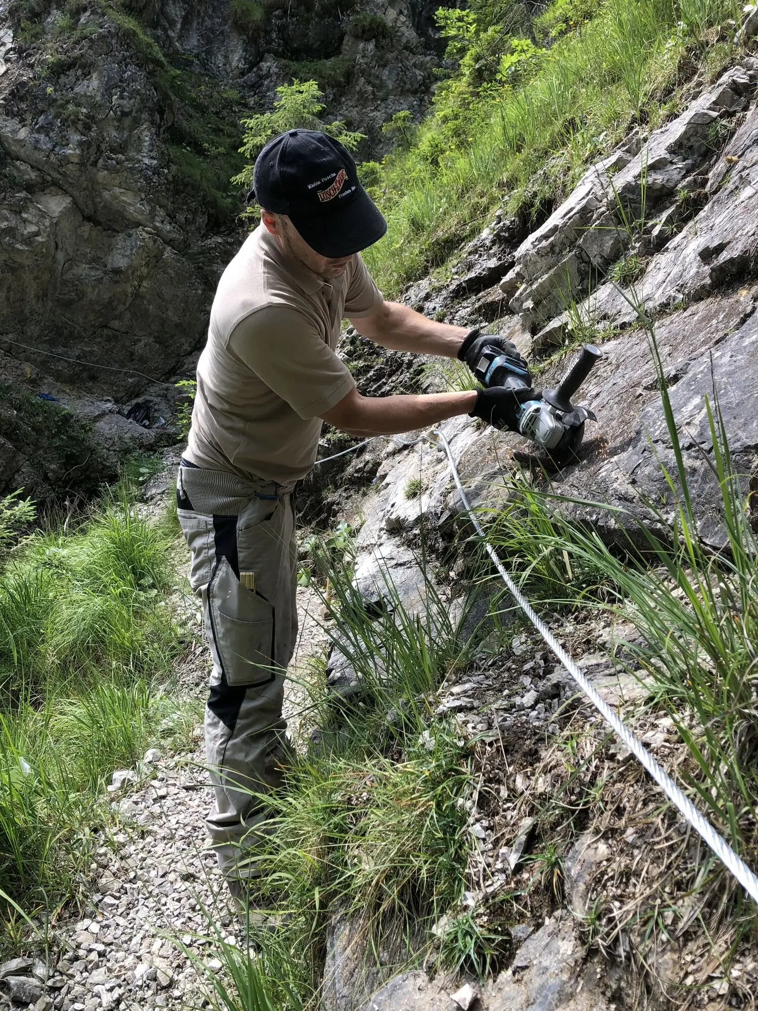 Abflexen der alten Verankerungen | © G. Baumann
