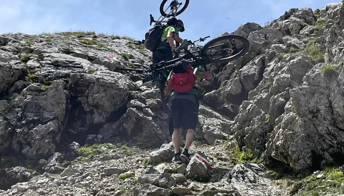 Scuol Fuorcla Rims 2022-07-09 Tragestück Walter und Klaus | © DAV Dillingen